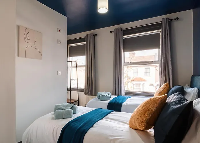 Edmonton - 4 Bedrooms, Sleeps 8, 3 Bathroom Contractor Base London